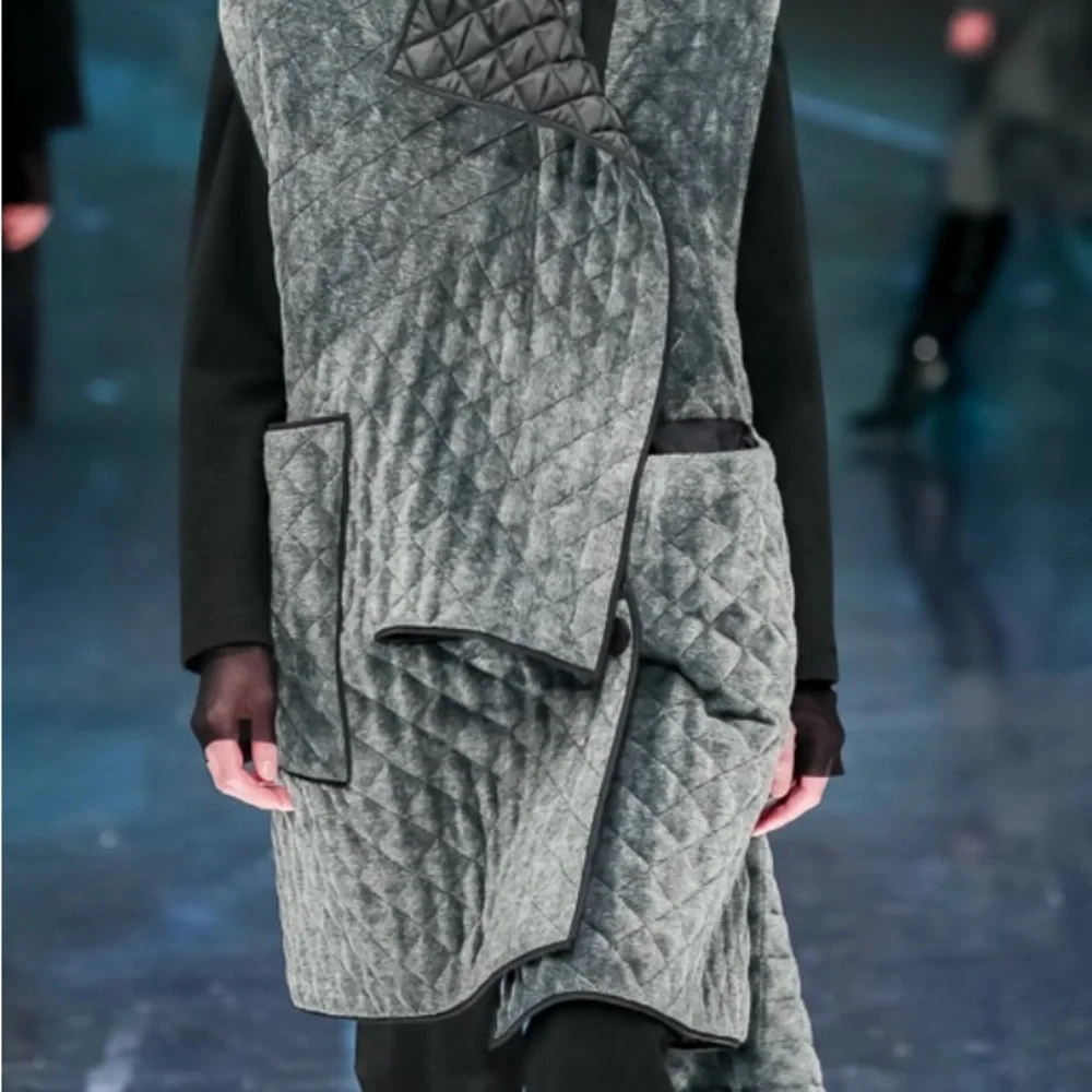Chic Black and Gray Hooded Vest - Picture 4 of 6